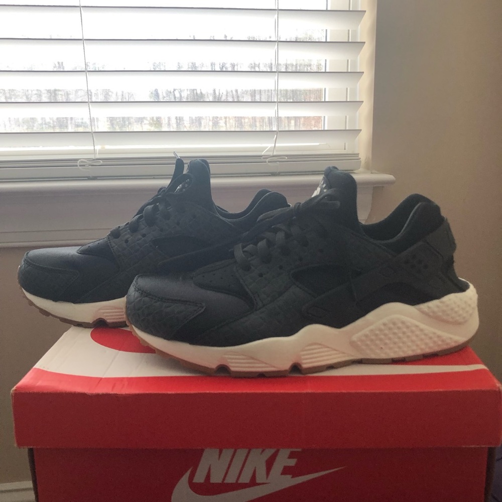 Women’s black Nike huaraches.